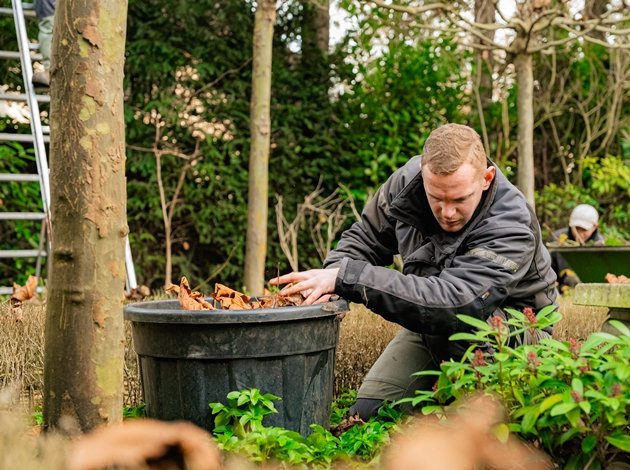 bladruimen tijdens het voorjaarsonderhoud tuin door hovenier