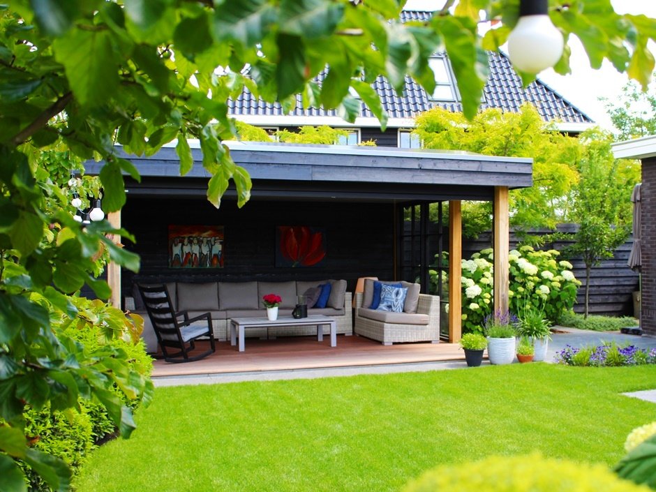 ader hardop Praktisch Luxe tuinoverkapping in een royaal groene tuin - Van Jaarsveld Tuinen