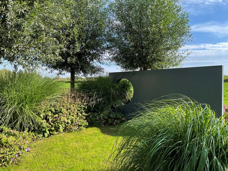 Exclusieve wand met cirkelvormige opening onder de knotwilgen