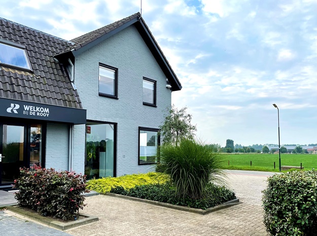 Tuinonderhoud bij De Rooy Transport - Logistiek door Van Jaarsveld Tuinen